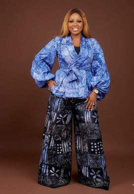 Ensemble deux pièces africain moderne : haut cache-cœur bleu Adire et pantalon palazzo à motifs