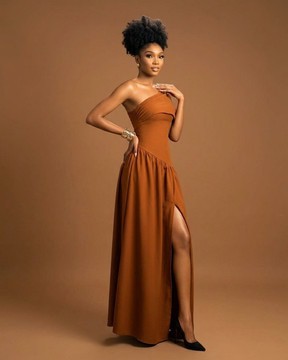 Longue robe marron à épaules dénudées