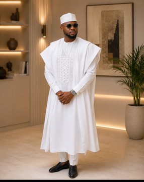 Ensemble Agbada blanc brodé pour homme – Tenue traditionnelle nigériane 3 pièces en tissu Senator avec bonnet