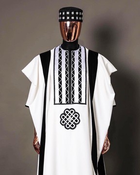 Une broderie monochrome blanche rechargée avec des détails en velours italien imbibé de noir anthracite agbada