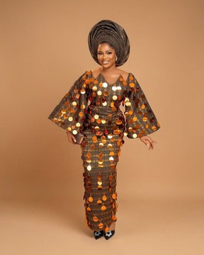 Ensemble traditionnel rayé ougandais avec pagne assorti et robe remarquable