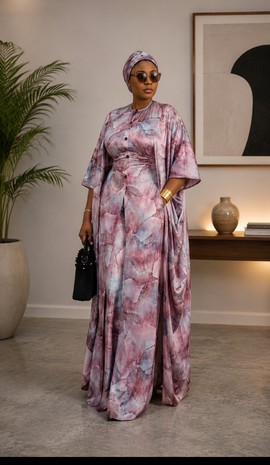 Ensemble composé d’une veste kimono à imprimé marbré, d’une combinaison et d’un foulard assorti pour femme