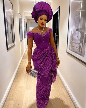 Élégante robe Aso-Ebi en dentelle violette