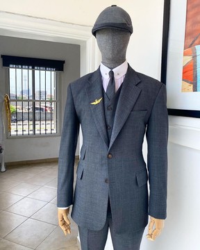 Un costume de Jorgecarli classique super 140's en tissu «Peaky Blinder» rechargé avec revers cranté gris ombre
