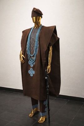 Ensemble Agbada Aso Oke marron pour homme – Robe traditionnelle tissée à la main avec broderies bleues et bonnet