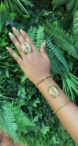 “Big Cauri” cuff &amp; ring adornment
