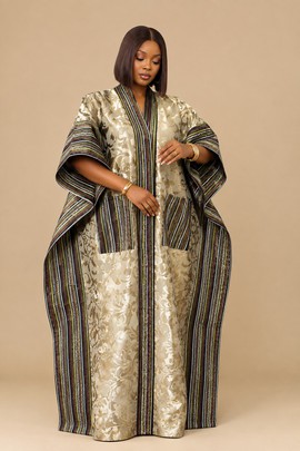 Caftan en brocart doré et crème avec des détails rayés et des manches remarquables