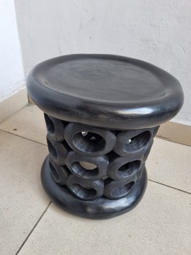 Tabouret Bamiléké noir à anneaux en bois sculpté – Ø33 × H35 cm | FEKIMA