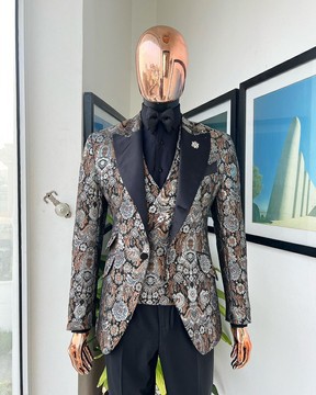 Un costume tricoté, marron, argenté et noir en jacquard fleuri à revers en pointe