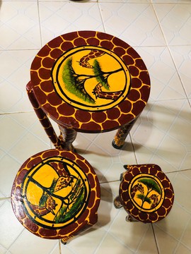 Un ensemble de 3 tables basses en bois/ ensemble imprimé girafe tables basses vintage/ tabourets africains