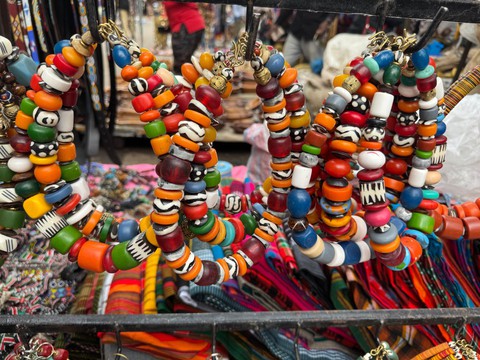 10 colliers ras-du-cou africains à grosses perles – Bijou tribal audacieux emblématique