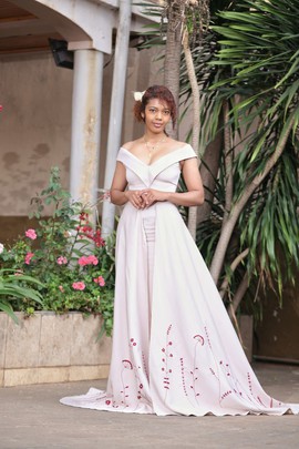 Robe longue/ Robe de mariée/Fiançaille brodée/ BRODERIE MALAGASY/Madagascar