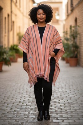 L’Héritage d’Or : Poncho Artisanal en Pagne Baoulé