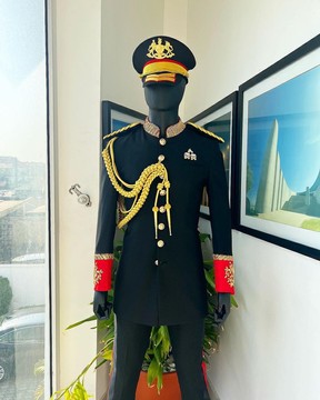 Une tenue de veste militaire safari noir anthracite avec broderie de fil tricoté à la main, veste de cérémonie