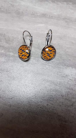 Fashionable wax earrings