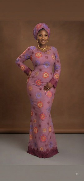 Robe mauve à médaillons floraux