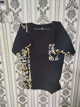 Chemise moderne noire pour homme avec motif doré et poche remarquable