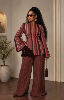 Ensemble haut à manches cloche rayé bordeaux en aso oke et pantalon plissé à jambes larges