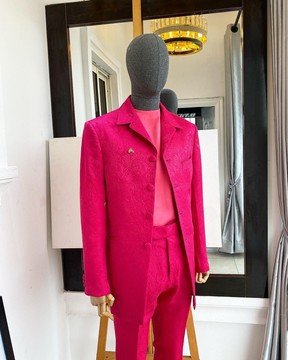 Un costume safari fleuri rose Fuscia, chemise à boutons de manchette sans col en soie rose et pantalon pantalon