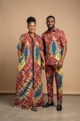 Ensemble assorti pour couple en tie-dye Adire (robe-chemise maxi et ensemble deux pièces à manches courtes)