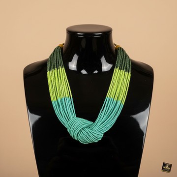 Collier de perles de rocaille nouées à plusieurs rangs, aux tons terre dégradés