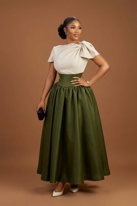 Ensemble deux pièces composé d’un haut asymétrique à nœud et d’une jupe longue évasée taille haute