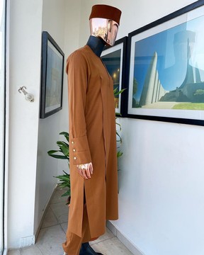 Un brun fauve, un rabat zippé, une manchette haute détaillant un caftan de sénateur africain natif.
