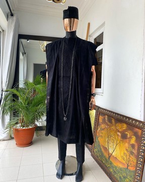 Un Voli Agbada monochrome tout noir, assorti au chapeau haoussa Fulani