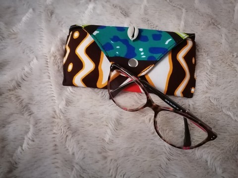 Wax and cowrie glasses case "nana"