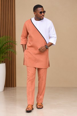 Ensemble de kaftan africain bicolore pour homme – Tunique de créateur pêche et blanche avec pantalon assorti