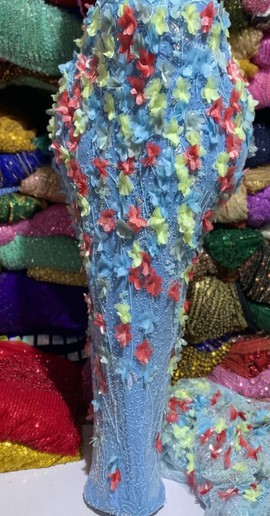 Dentelle de tulle luxueuse brodée de pétales floraux 3D et de perles (5 yards)