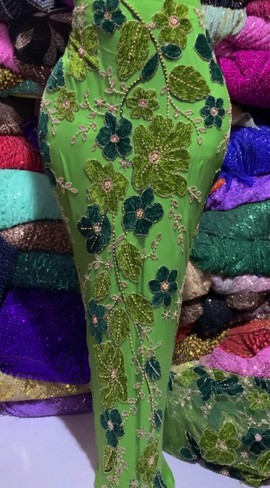 Dentelle en tulle perlée à motif floral vert citron royal et vert émeraude (5 yards)