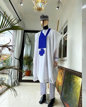 Un agbada blanc avec des détails de broderie bleu royal
