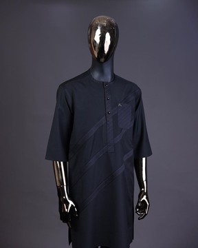 Un noir anthracite, un rabat sur le devant, des rayures bleues et noires croisées avec un caftan à boutons Swarovski
