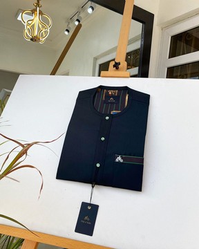 Un caftan sur mesure pour hommes avec des boutons Swarovski noir et vert anthracite