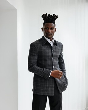 Un manteau gris anthracite à carreaux-fenêtres en tissu noblesse