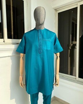 Un caftan sénateur vert émeraude &amp; broderie traditionnelle.