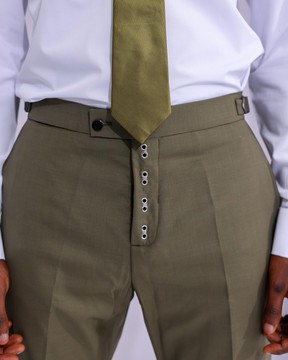 An Olive green double-eye crouch details pant