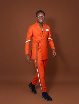 Ensemble orange 2 pièces avec ceinture et rayures blanches