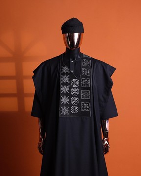 A Noir anthracite, détails de broderie au motif entrelacé "Arewa" Agbada
