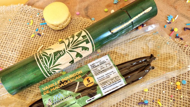 Tube artisanal en bambou et 5 gousses de Vanille de Madagascar 16-18cm /Collection VAVASAHA