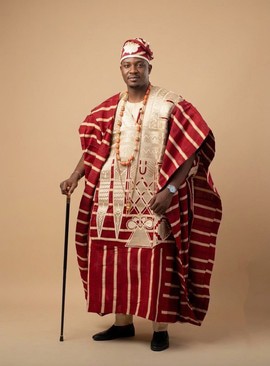 Ensemble agbada de marié africain à rayures marron et dorées