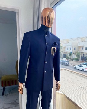 Un costume de safari «français» à rayures épinglées rechargées et un pantalon assorti