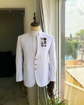 Un costume blanc du «7e bataillon»!