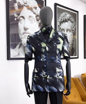 Un costume safari à manches courtes imprimé en 3d "rédempteur", un nœud papillon et un pantalon.