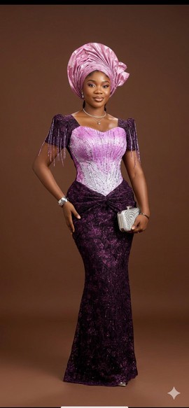 Robe élégante en dentelle violette