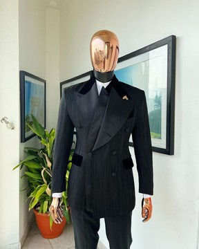 Un costume de smoking triple boutonnage en jacquard noir anthracite à motif de gouttes de pluie