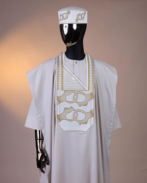 Une porcelaine, une medulla connectée et une broderie à motif tissé détaillant agbada,