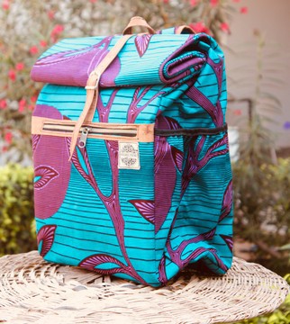 Groto backpack on the coast