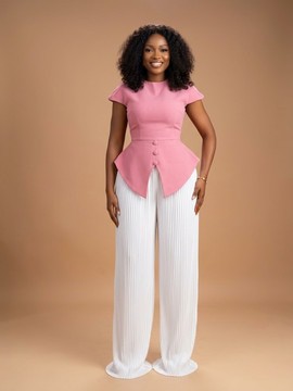 Ensemble deux pièces : haut péplum asymétrique rose pâle et pantalon blanc plissé à jambes larges